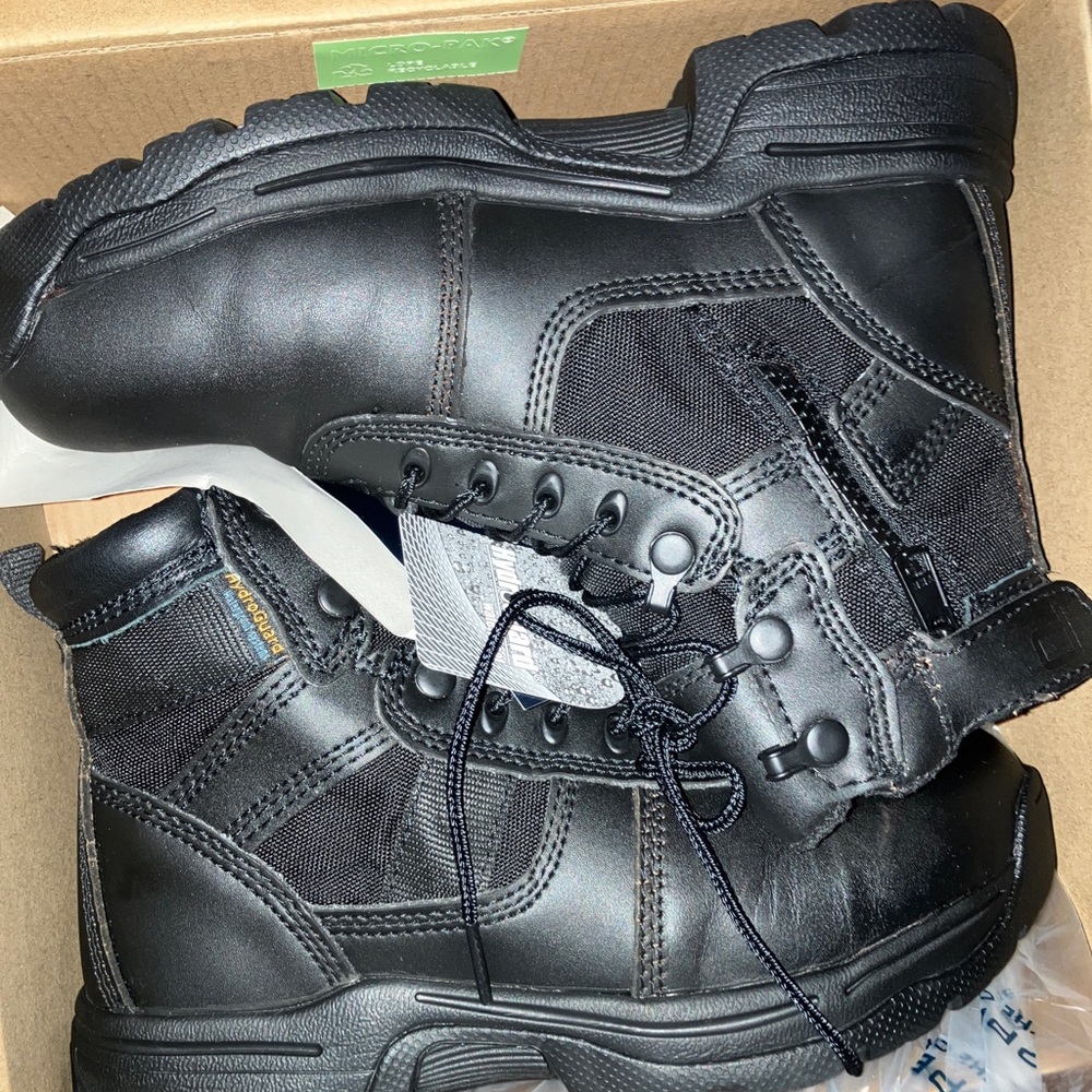 SELLING ONCE USED BOOTS. DONT WANT THEM THEY TOO BIG . MUST GO !